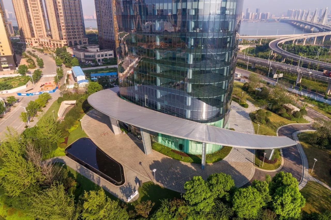 南昌新力中心塔楼直接落地，，，无裙房