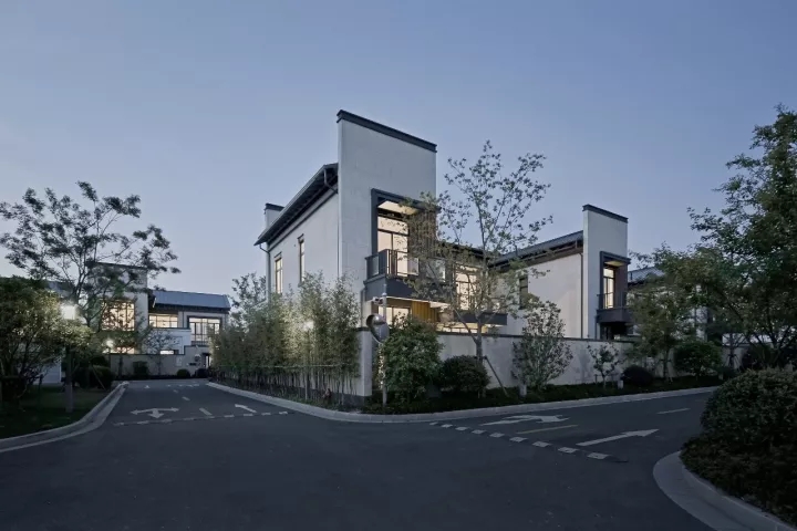 院内景观对公共区域可见，，，，但并不滋扰使用者的私密需求