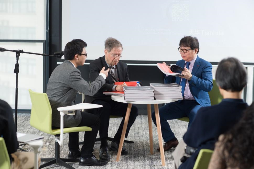 哈佛布斯克茨教授、杨丁亮先生与w66利来集团总修建师黄向明现场书籍签发